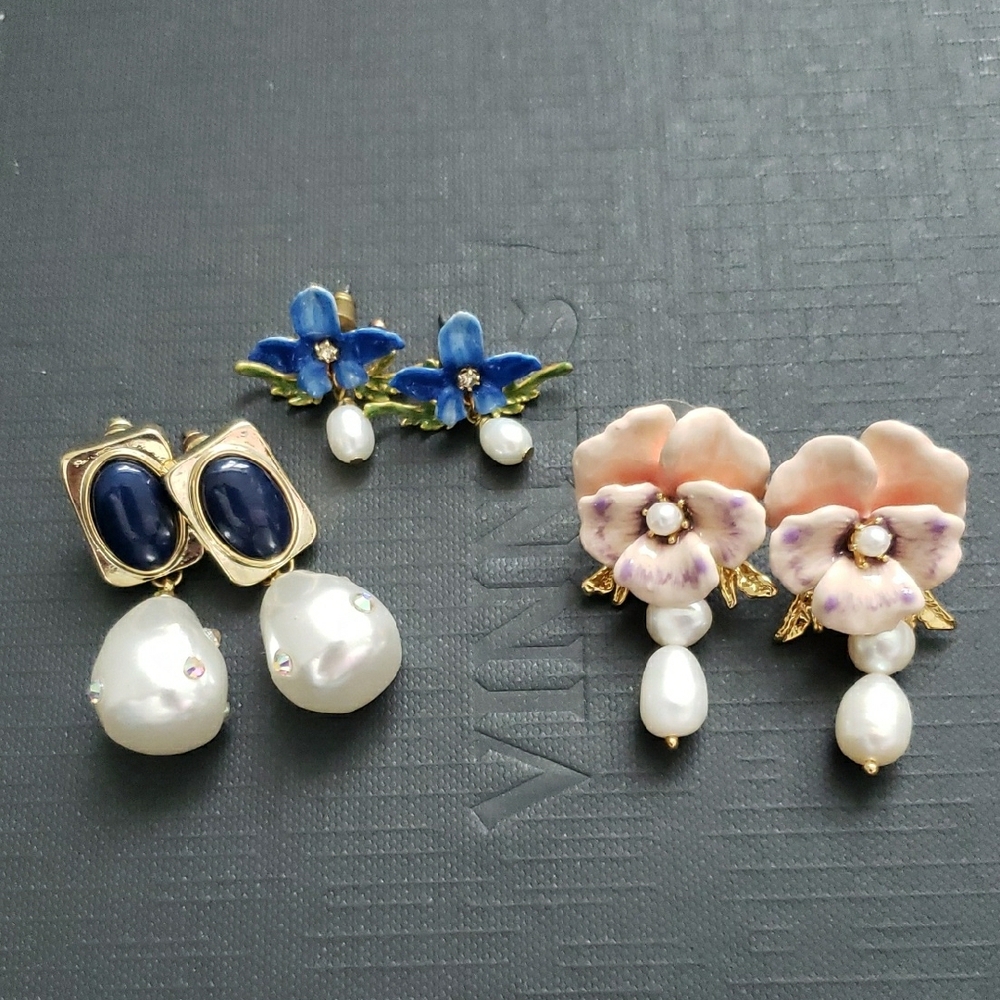 Elegant Floral and Pearl Earrings Set
